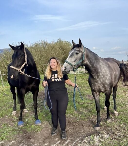 Naomi met haar merrie en ruin